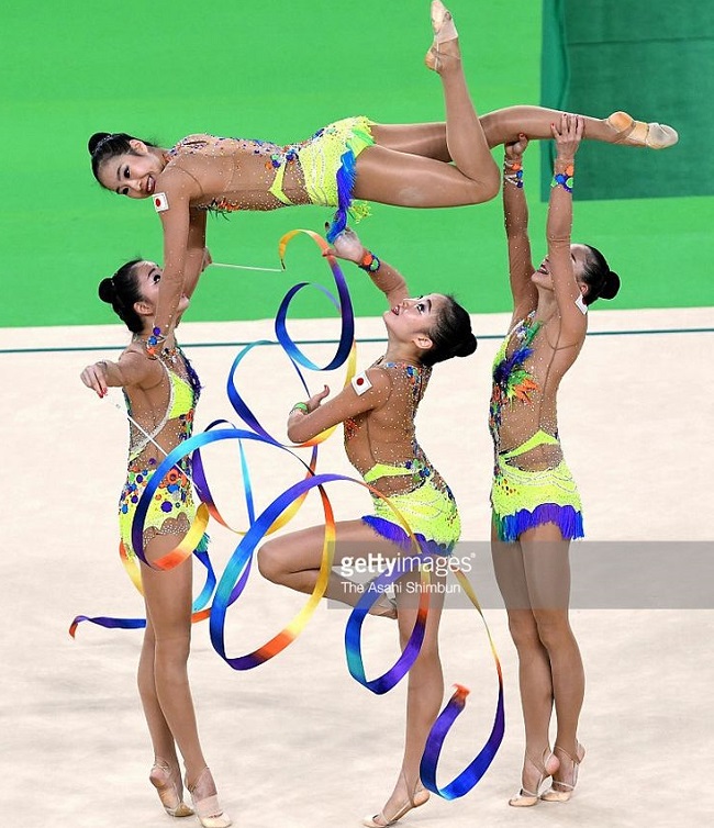 Đồ diễn thể dục dụng cụ mỏng tang, gây hiểu lầm mặc như không